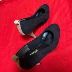 黒いパンプス　L 一部ベージュの画像
