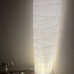 フロアスタンド ランプ 照明　ホワイト 暖色 電球スペア付き