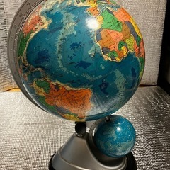 地球儀と星座の二球儀の画像