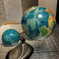 地球儀と星座の二球儀の画像
