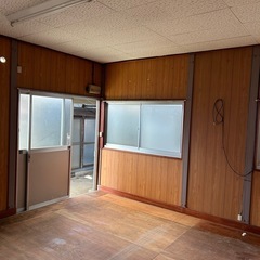 🎊🤩新居浜上部地区🤩🎊　ガレージ♪♪　　　　　　　　　　　　　🉐倉庫　兼　作業スペース🉐　　　　　　　　　　　　　　　　✨駐車場4台以上✨ − 愛媛県
