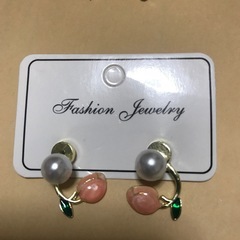 パールとチューリップのピアス2点セットの画像