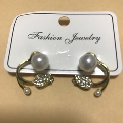 パールとチューリップのピアス2点セットの画像