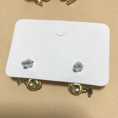 パールとチューリップのピアス2点セットの画像