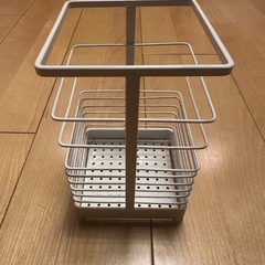 【受け渡し決定】金属製の縦型小物入れ