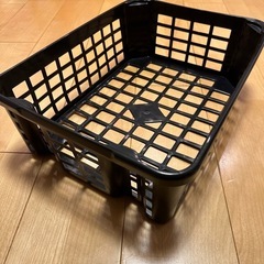 プラスチック製のカゴ(黒)