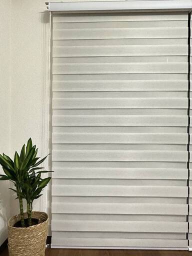 新品未使用　調光ロールスクリーン　カーテンレール取付可能