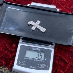 K18WG ダイヤクロス　ペンダント　3.5g 0.88ctの画像