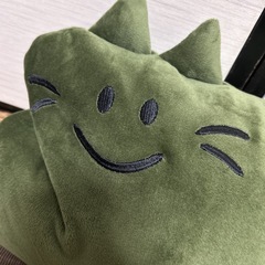 モスグリーンの猫ちゃんクッション（ぬいぐるみ）の画像
