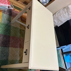 白いアンティーク机
