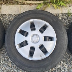 ダイハツハイゼットホイールキャップとタイヤの画像