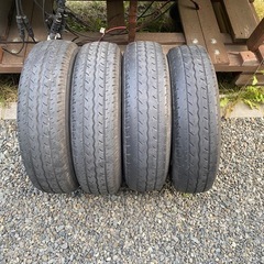 ダイハツハイゼットホイールキャップとタイヤの画像