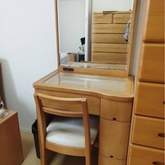 決まりました！美品！【電源コンセント付・化粧台・椅子付き】の画像