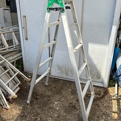 4箇所伸縮アルミ脚立ゴム欠け