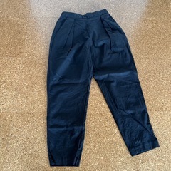 GU 黒 タック入りスリムフィットパンツ