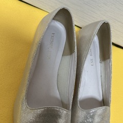 ゴールドのパンプス/24.5cmの画像