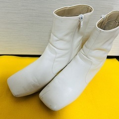 ホワイトのショートブーツ/24.5cm