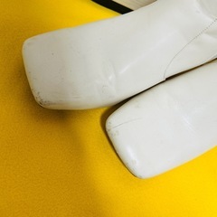 ホワイトのショートブーツ/24.5cmの画像