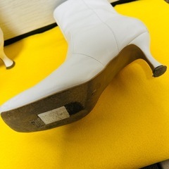 ホワイトのショートブーツ/24.5cmの画像