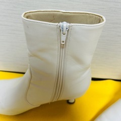 ホワイトのショートブーツ/24.5cmの画像