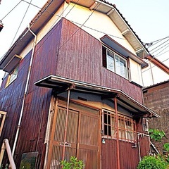 🉐6月内見特典❗️入居中ずっと月極🅿️代5千円割引し、家賃5.5万円でOK❗️戸畑区丸町で大型犬🐕や猫🐈とカウンターキッチンのある3DK戸建で暮らしませんか？初期費用タダ😆  - 不動産