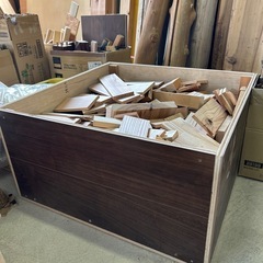 木箱付き【木工屋の焚き付け端材セット】《24kg》乾燥材　バーベキュー　焚き火の画像