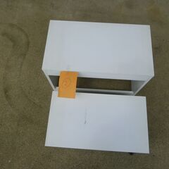 お引取り限定/三重県/値引不可　中古　収納式白いサイドテーブル大小2個セット　【J-308】の画像