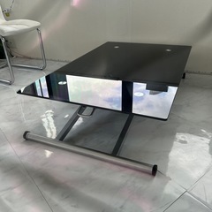 高さが変えられるおしゃれなテーブルの画像