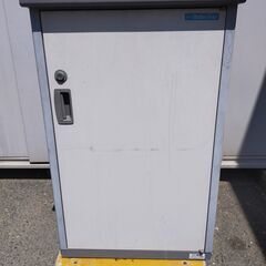 △ INABA イナバ 物置 ものおき 高さ 98.5cm 幅 62cm 奥行 59.8cm 鍵無し 棚板に大きな腐食あり 現状渡しの画像