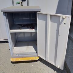 △ INABA イナバ 物置 ものおき 高さ 98.5cm 幅 62cm 奥行 59.8cm 鍵無し 棚板に大きな腐食あり 現状渡しの画像