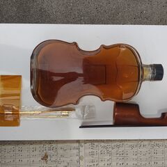 特製限定モデル の未開栓　サントリー ウイスキー ローヤル バイオリン型 700mlの画像