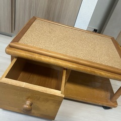 古めのポットテーブルの画像