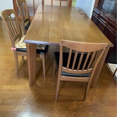 6人掛けテーブル椅子もありますの画像