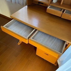 学習机と椅子の画像