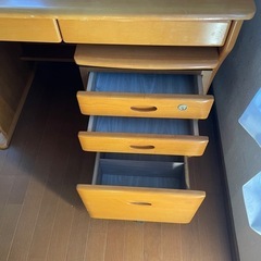学習机と椅子の画像