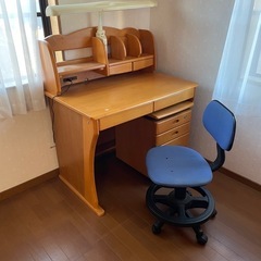 学習机と椅子