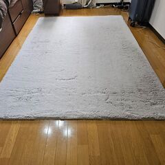 【無料】ふわふわ白ラグ（大きめサイズ）引き取り希望