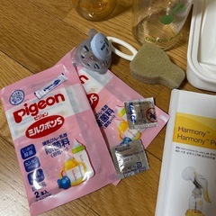 哺乳瓶とメデラの搾乳機、レンジ消毒器などのセットの画像