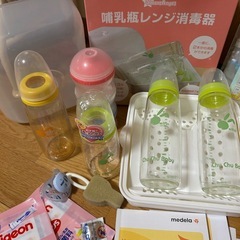 哺乳瓶とメデラの搾乳機、レンジ消毒器などのセットの画像