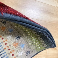 カラフルな花柄ラグマットの画像
