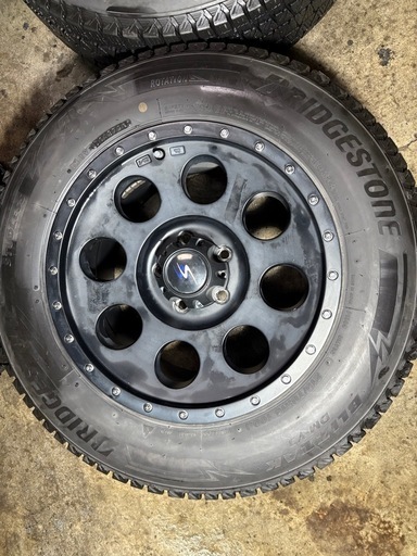 デリカ　スタッドレス　2020年製　215\70R16