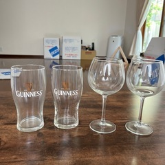 ワイングラスとビールグラス