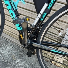 Bianchi 自転車 ブラック/ターコイズ フレームバッグ付きの画像
