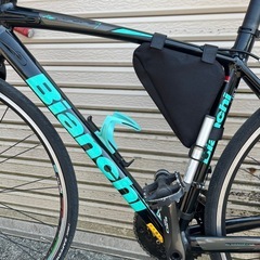 Bianchi 自転車 ブラック/ターコイズ フレームバッグ付きの画像