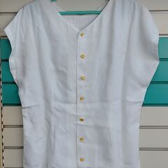 ホワイトの刺繍付きノースリーブシャツ、Mサイズ、前面ボタン仕様★！