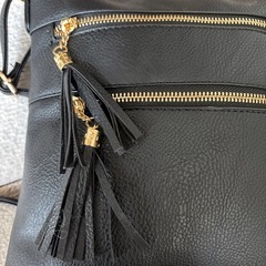 ブラックショルダーバッグタッセル付き未使用の画像