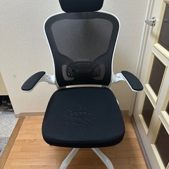 オフィスチェア　肘掛け跳ね上げ式