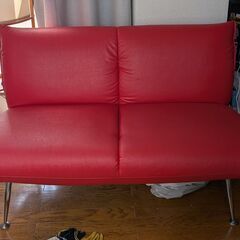 レトロでスタイリッシュな赤いソファ
