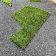 人工芝 4枚ロールセット 不定形カット品 DIY・ガーデニング・ベランダ・ペット用に（端材・訳あり）の画像