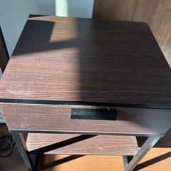 【値段交渉可】【IKEA】TRYSIL/トリスィル ベッドサイドテーブル ダークブラウン/ブラック45x40 cmの画像